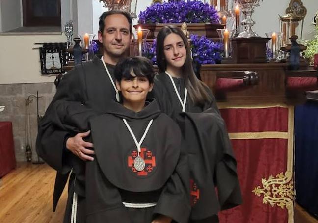 Javier Vallejo con sus hijos de 14 y 10 años, con el hábito franciscano de la cofradía