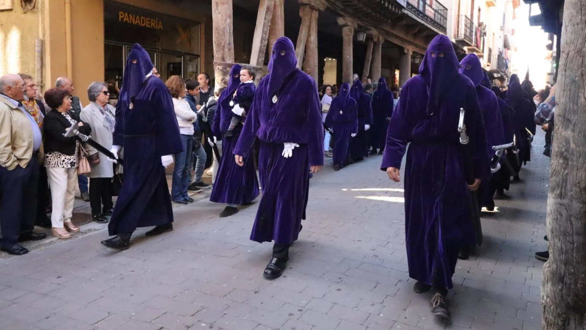 “Tradition and Singularity: Recounting the Holy Week Procession in Rioseco”