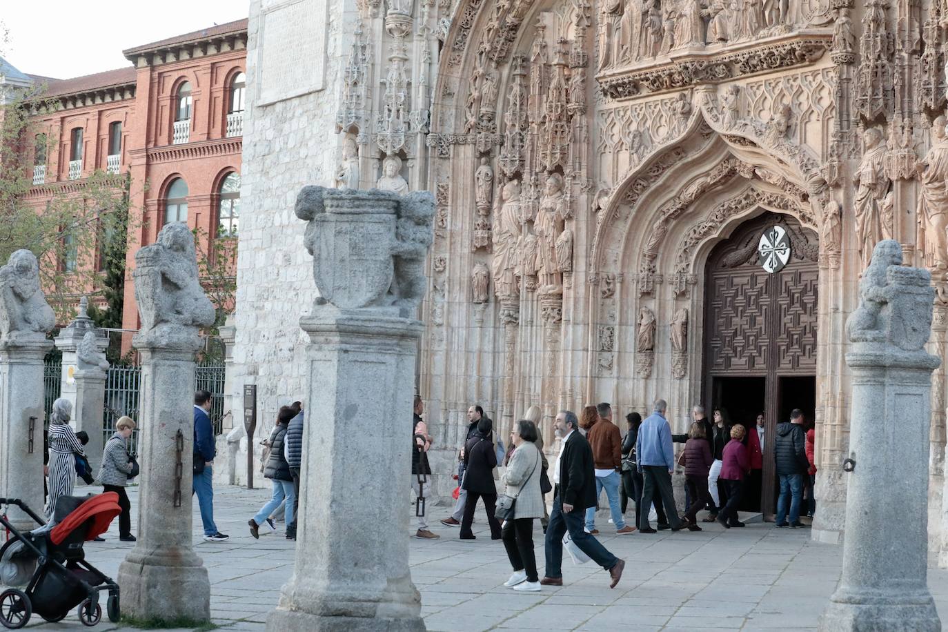 Calles llenas el Jueves Santo en Valladolid