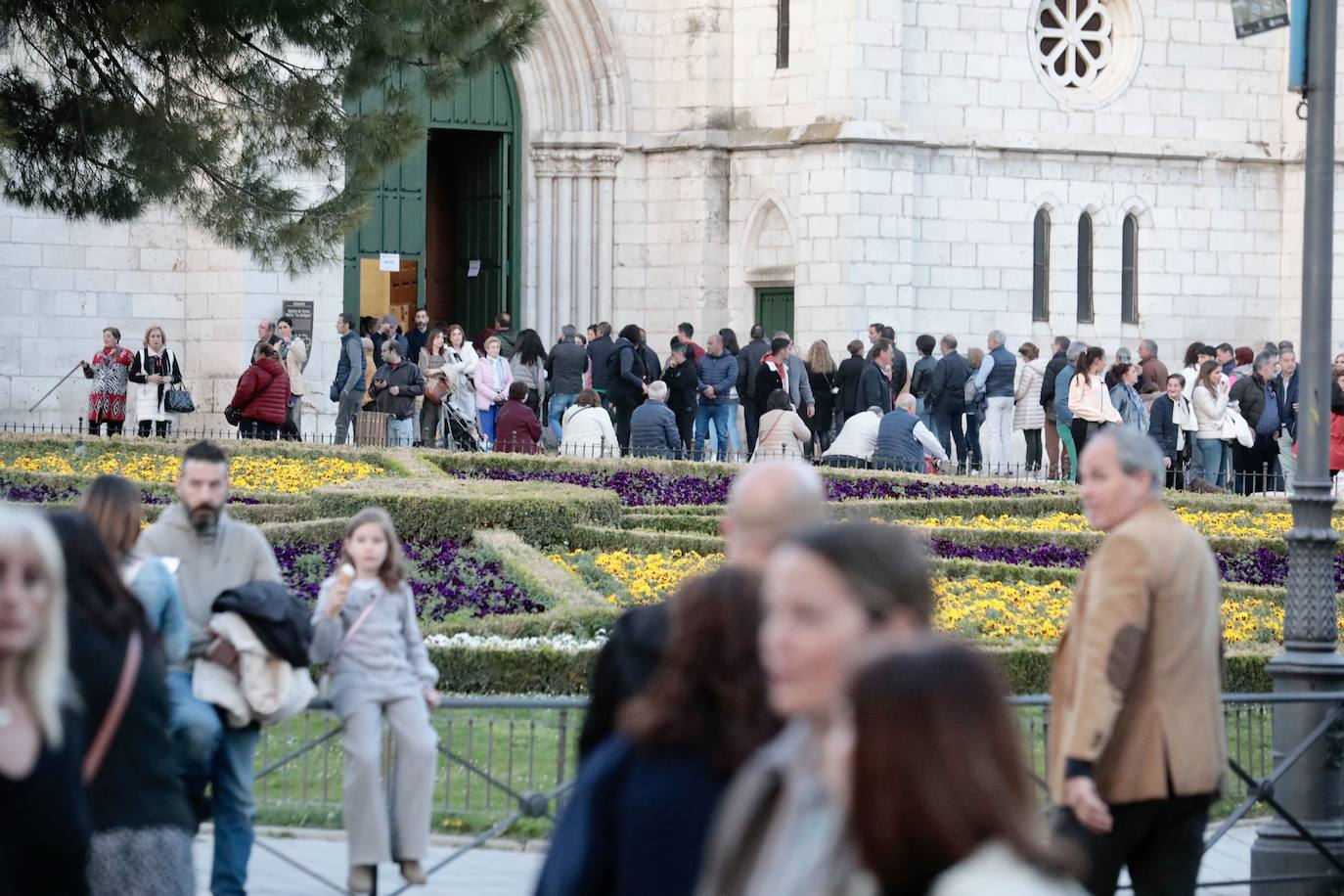 Calles llenas el Jueves Santo en Valladolid