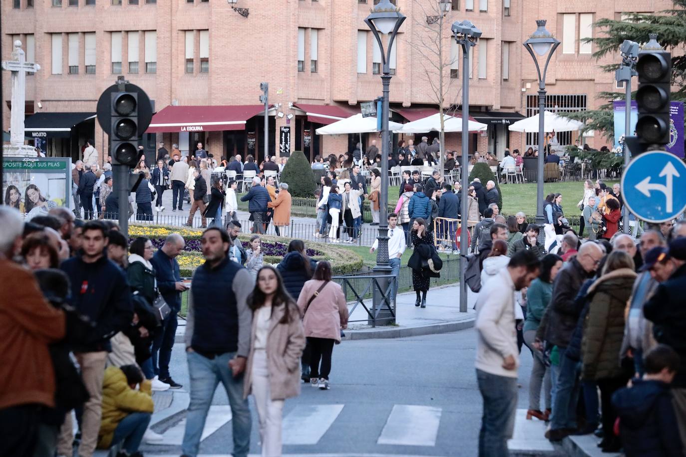 Calles llenas el Jueves Santo en Valladolid