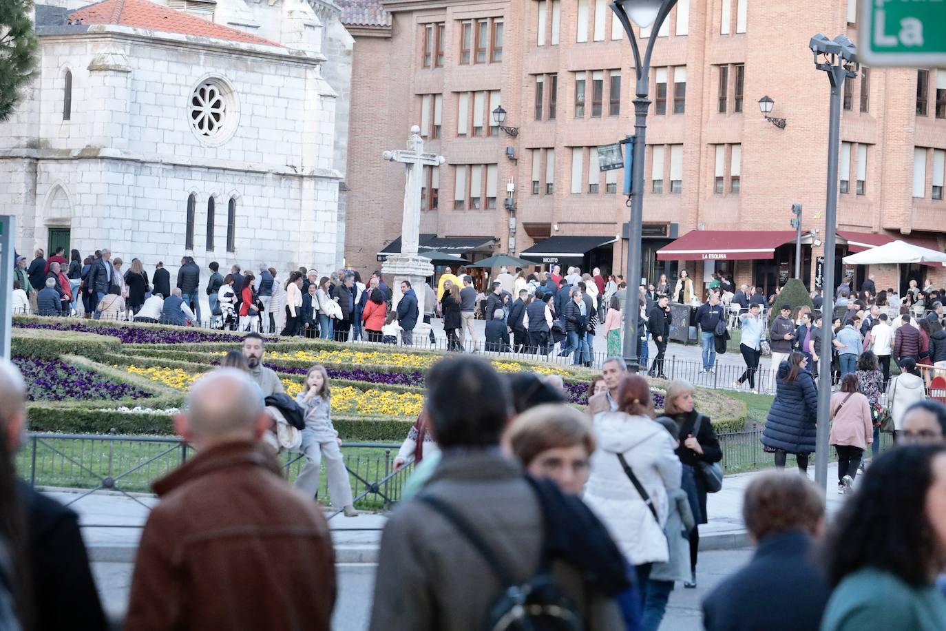 Calles llenas el Jueves Santo en Valladolid