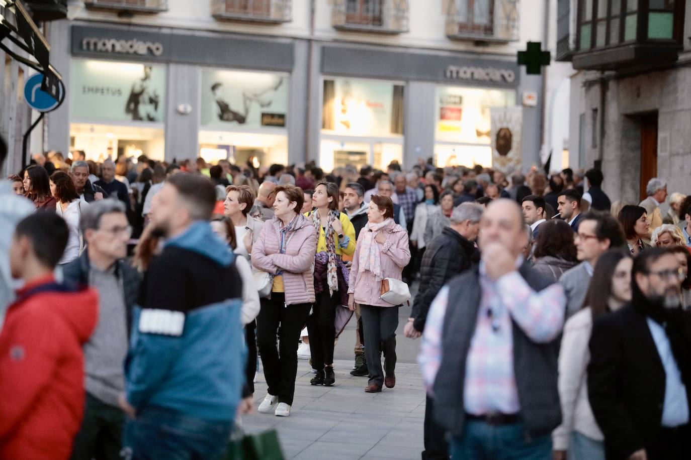 Calles llenas el Jueves Santo en Valladolid