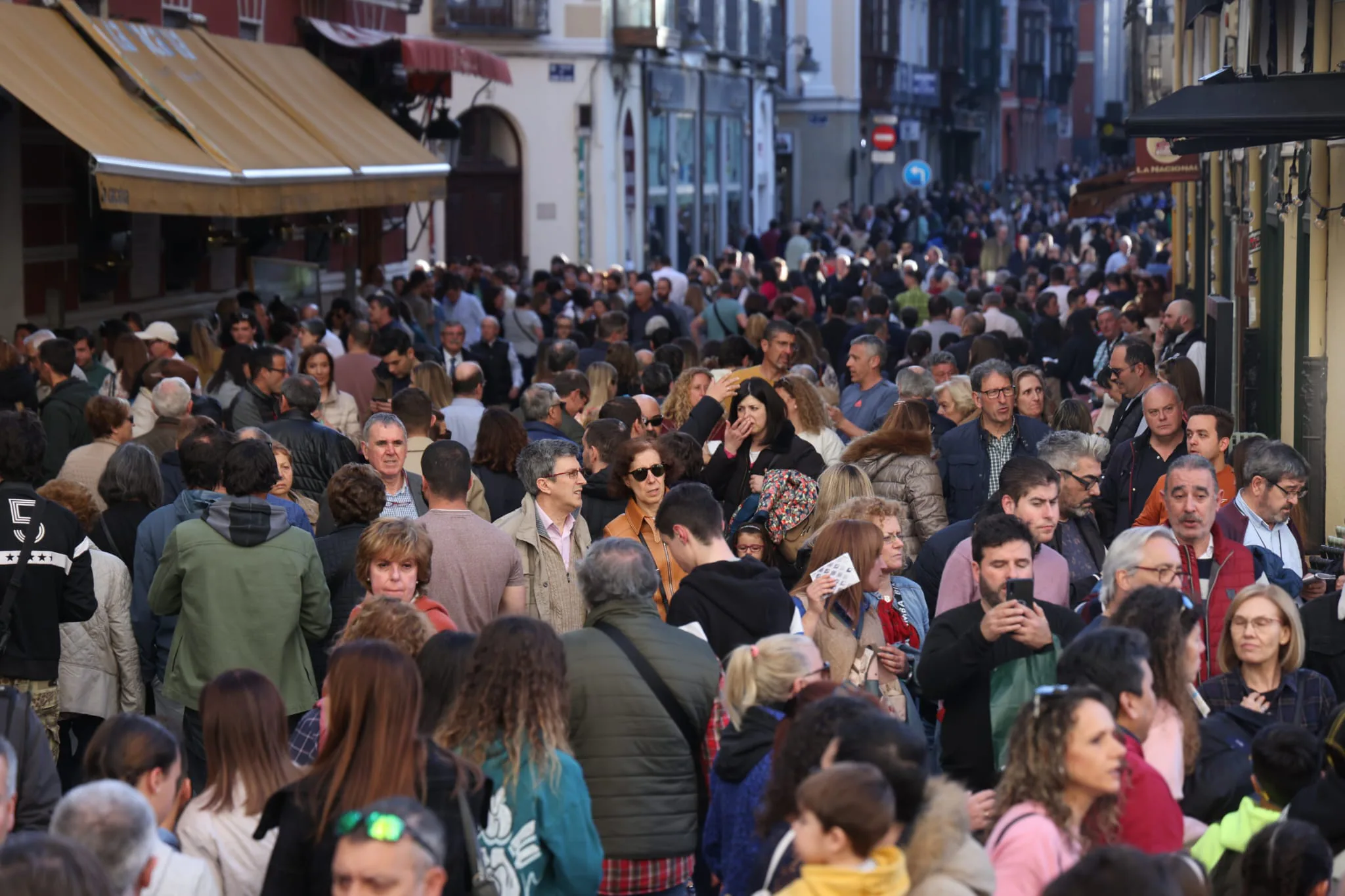 La calle Cascajares, por la tarde, con el centro de Valladolid en efervescencia.