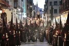 Foto de archivo de la Cofradía de la Cruz Desnuda-Orden Franciscana Seglar procesionando