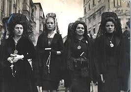 Analía Gadé, segunda por la izquierda, durante el rodaje en la procesión del Sermón de las Siete Palabras, en 1958.