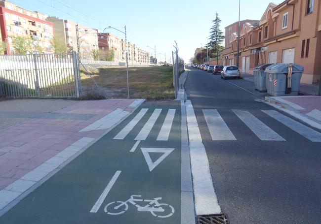 Inicio de la 'acera de la vergüenza' de la calle Salud, que corta el carri bici y el espacio peatonal. .