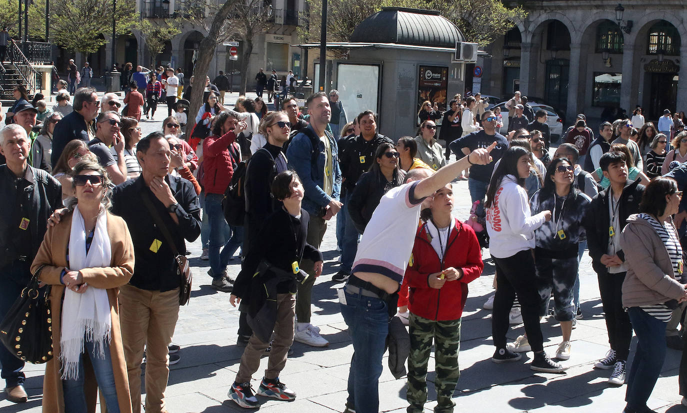 Segovia recibe la visita de turistas el Jueves Santo