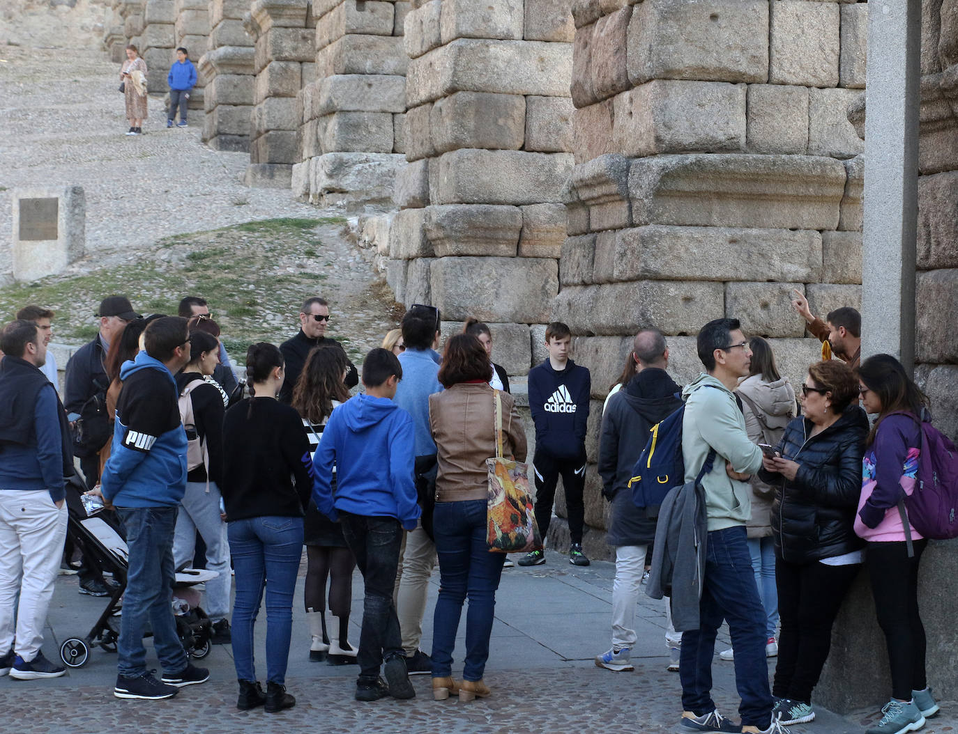 Segovia recibe la visita de turistas el Jueves Santo