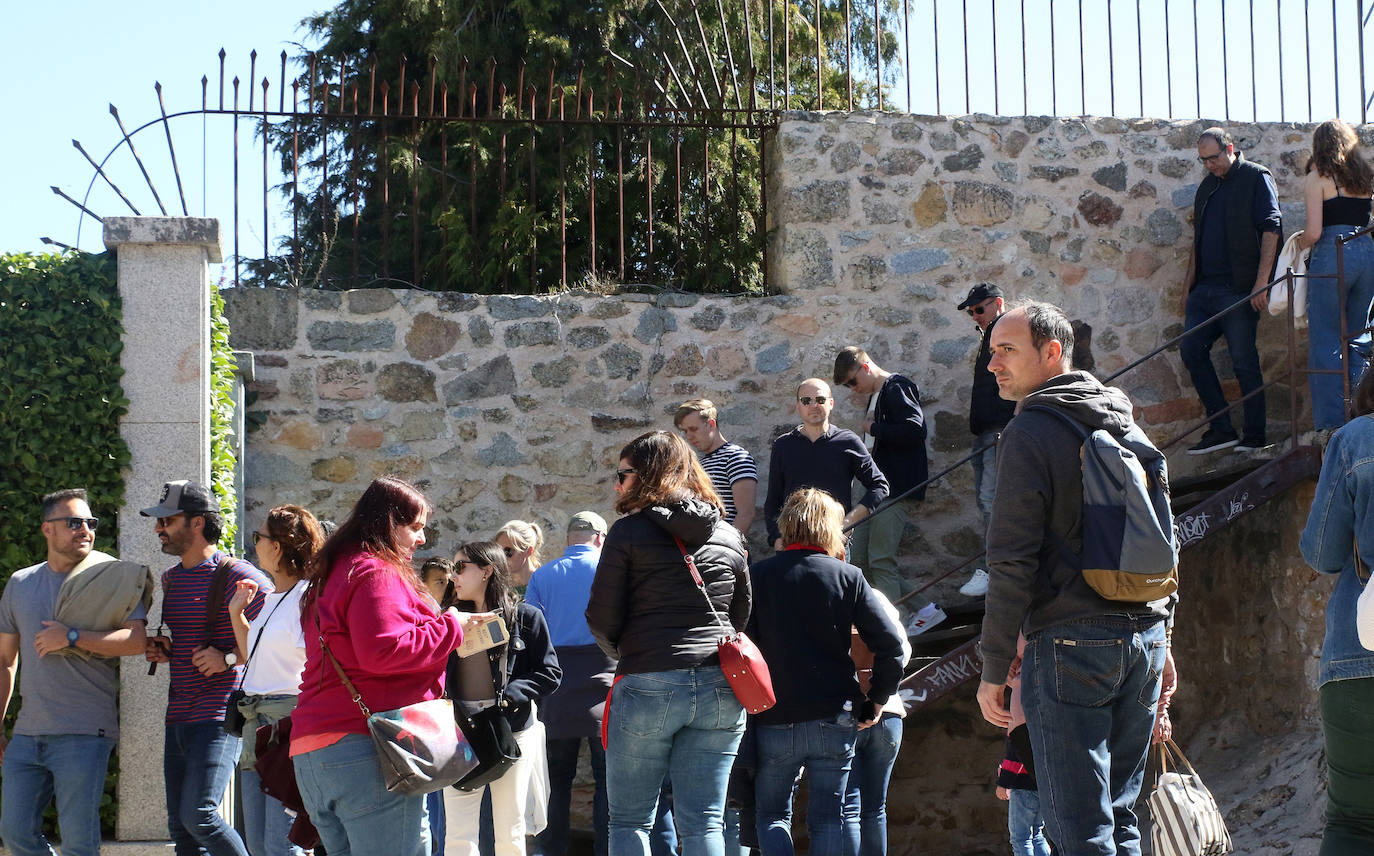 Segovia recibe la visita de turistas el Jueves Santo