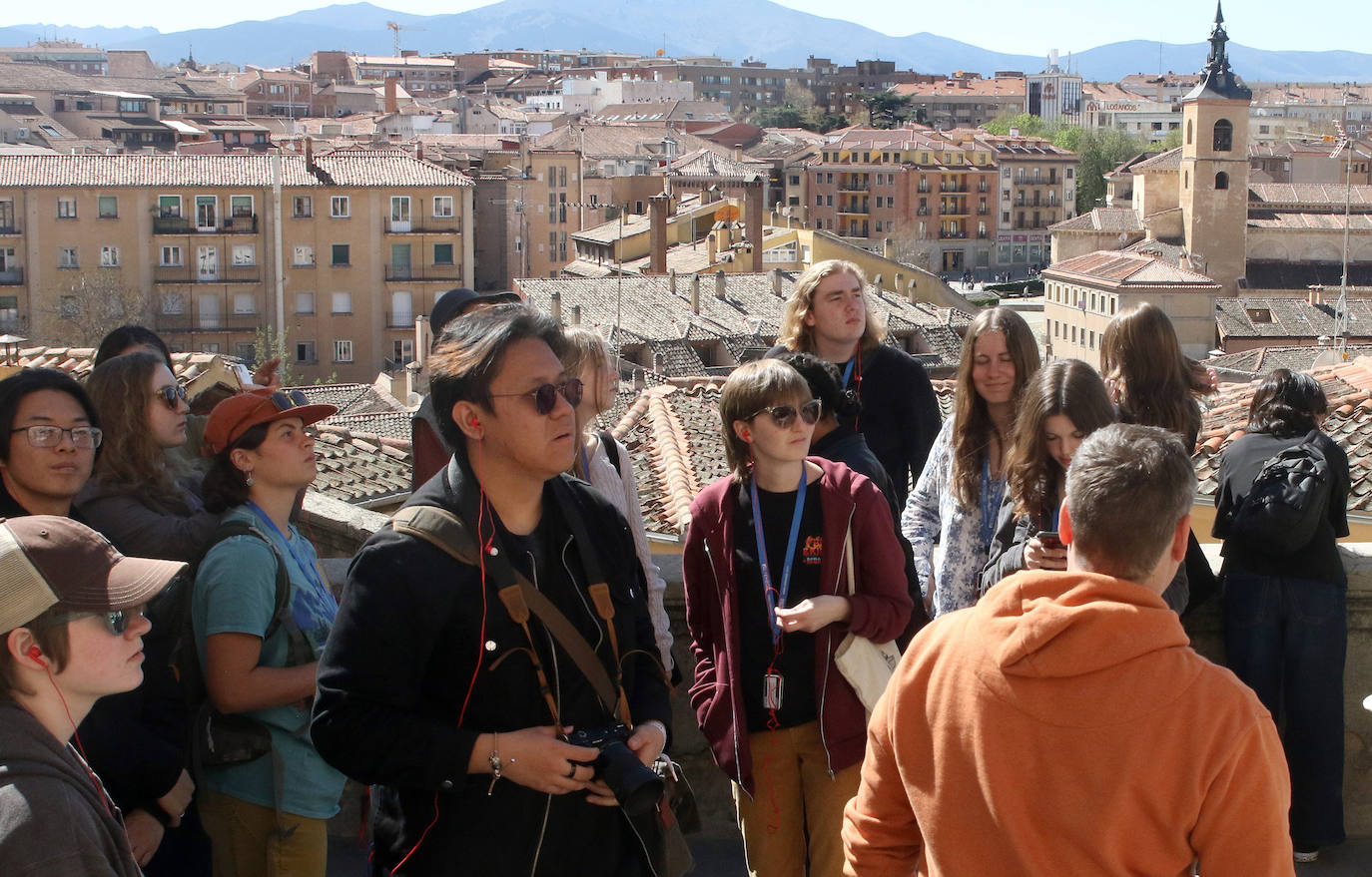 Segovia recibe la visita de turistas el Jueves Santo