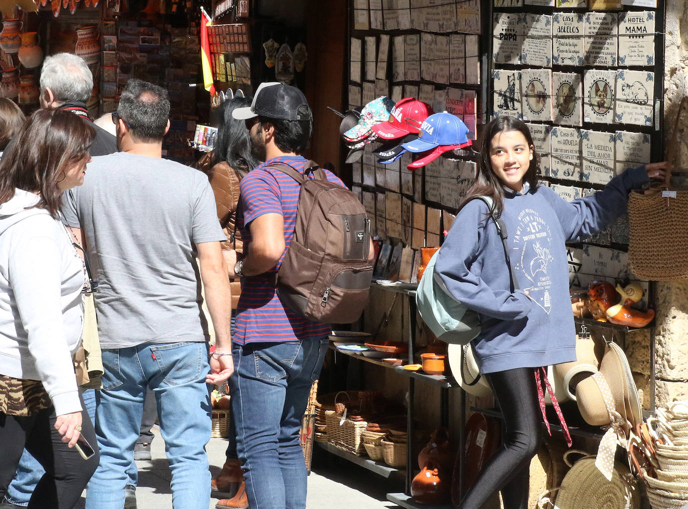 Segovia recibe la visita de turistas el Jueves Santo