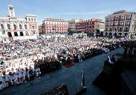 Asistentes al Sermón de las Siete Palabras escuchan al arzobispo, Luis Argüello, durante su alocución.