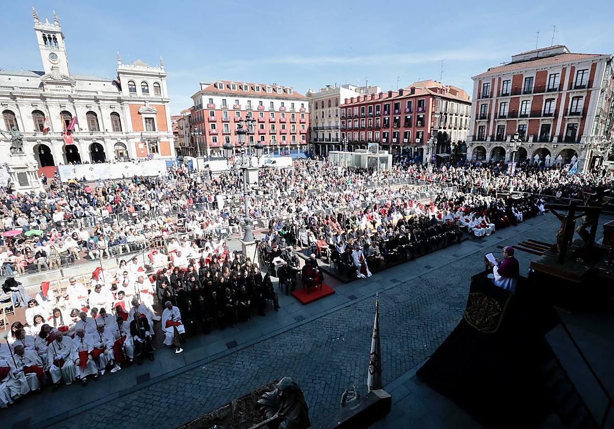 Asistentes al Sermón de las Siete Palabras escuchan al arzobispo, Luis Argüello, durante su alocución.