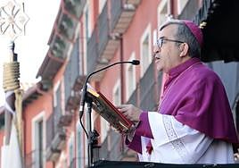 Luis Argüello, durante la lectura del Sermón de las Siete Palabras en la Plaza Mayor de Valladolid.