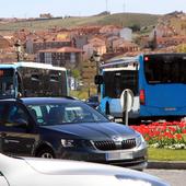 Una avalancha de coches completa los aparcamientos y ocasiona retenciones