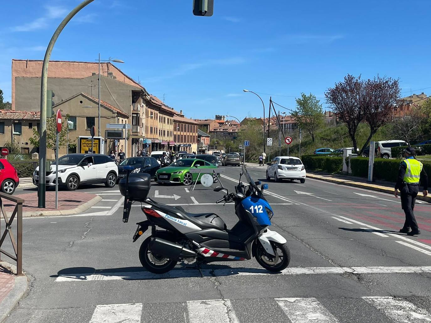 Desvío de tráfico en Vía Roma hacia la calle Jerónimo de Aliaga.