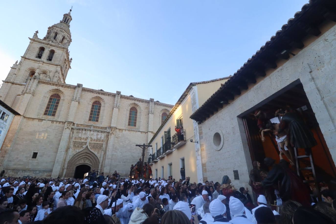 La salidad de los Pasos Grandes el Viernes Santo