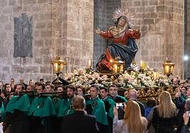Los cofrades de la Vera Cruz portan el paso de La Dolorosa.