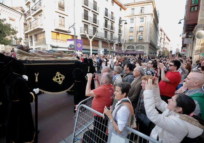 El público retrata el instante del traslado del Yacente de Gregorio Fernández.