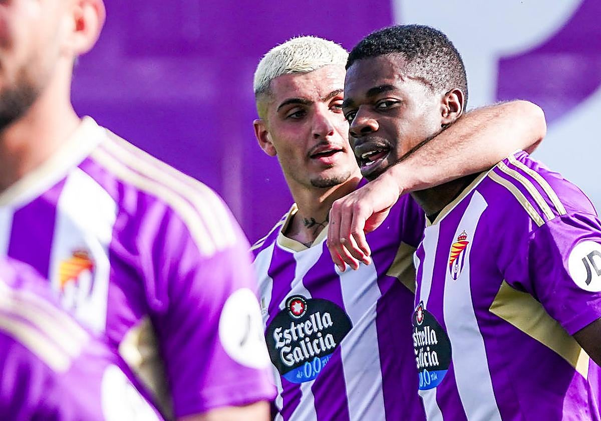 Cédric, autor del gol del triunfo, es felicitado por su compañero Fran Rivera.