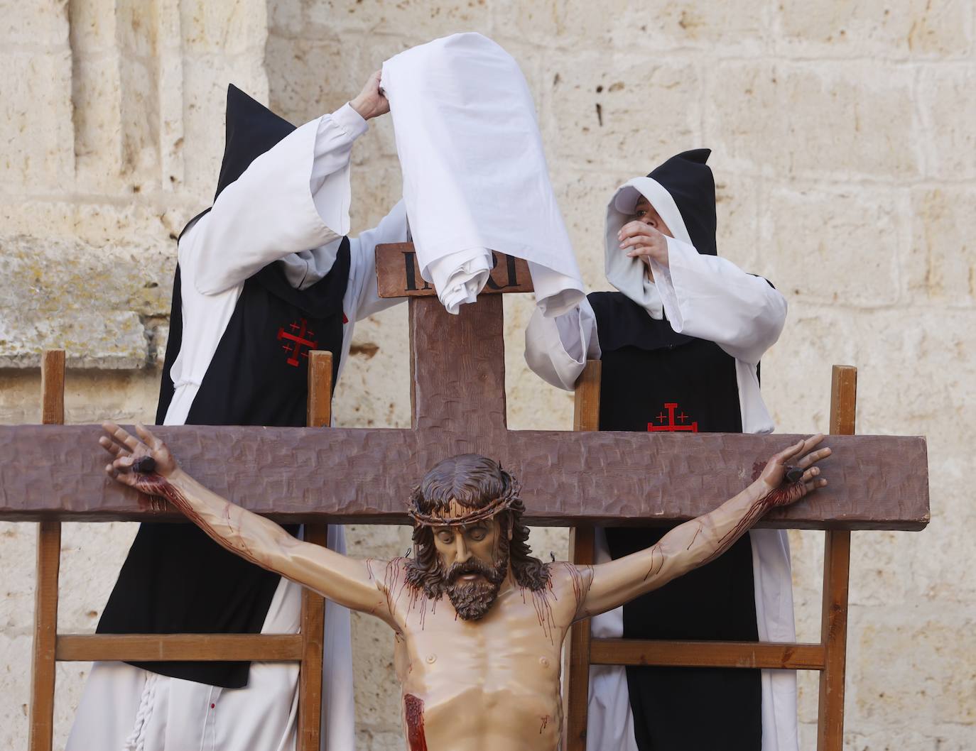 La vistosidad del Descendimiento y el Santo Entierro