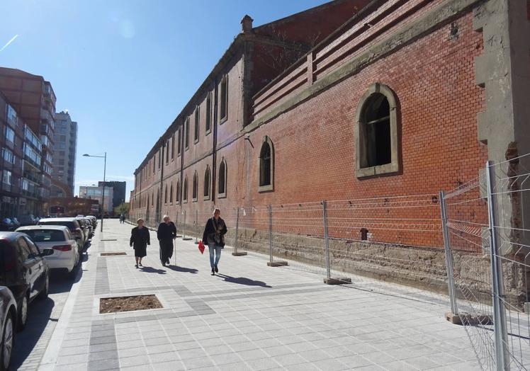 Imagen principal - Arriba, acera adoquinada en la calle Transición junto al cuartel Conde Ansúrez. En el medio, una de las futuras avenidas de los terrenos de Artillería. Debajo, urbanización de la avenida principal entre General Shelly y Transición.