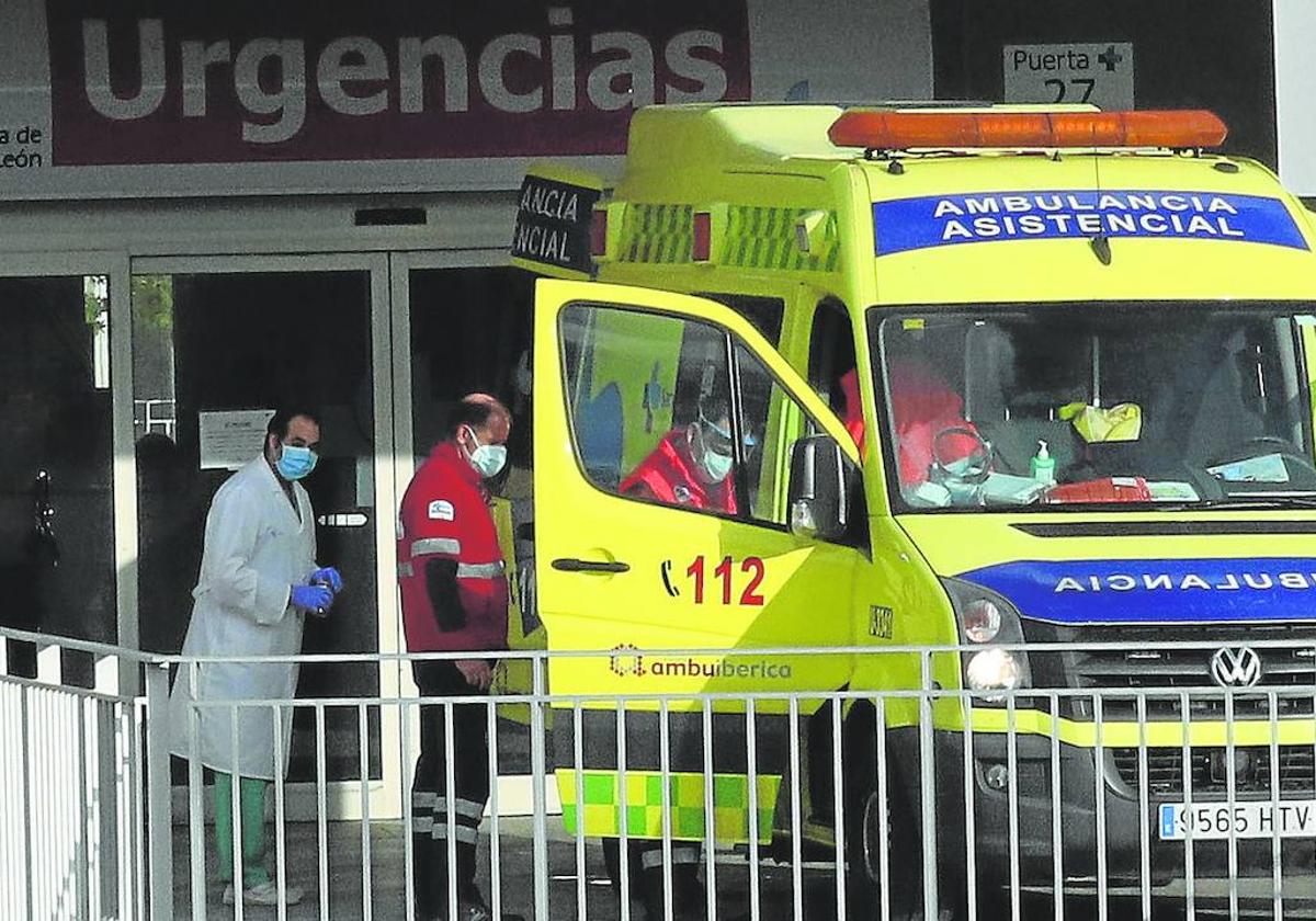 Ambulancia del 112 de emergencias sanitarias en la puerta de Urgencias del Hospital General.