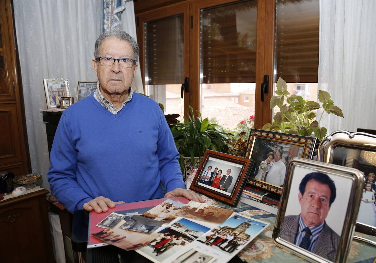 Marcelino García Velasco, rodeado de recuerdos, en su casa en 2018.