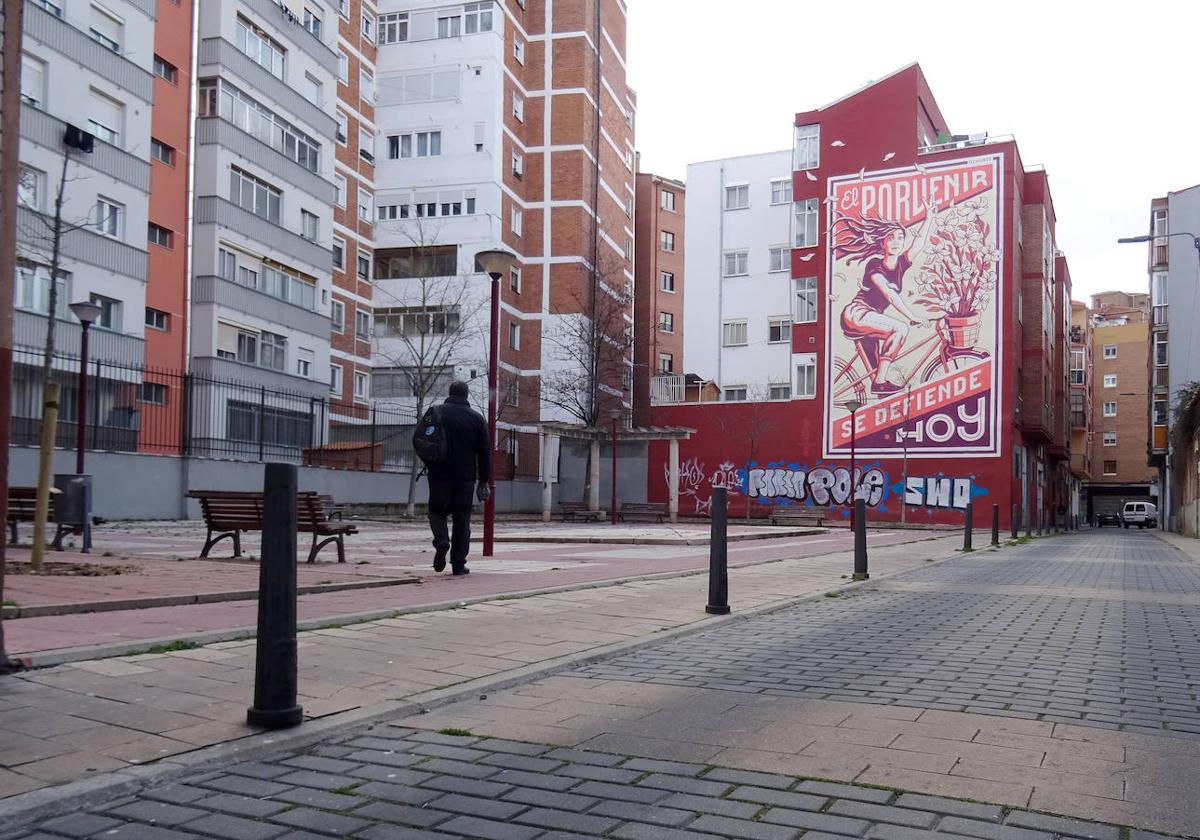 Plazoleta de la calle Porvenir, escenario hace un mes de una pelea con bates entre grupos de menores dominicanos vinculados a bandas latinas.