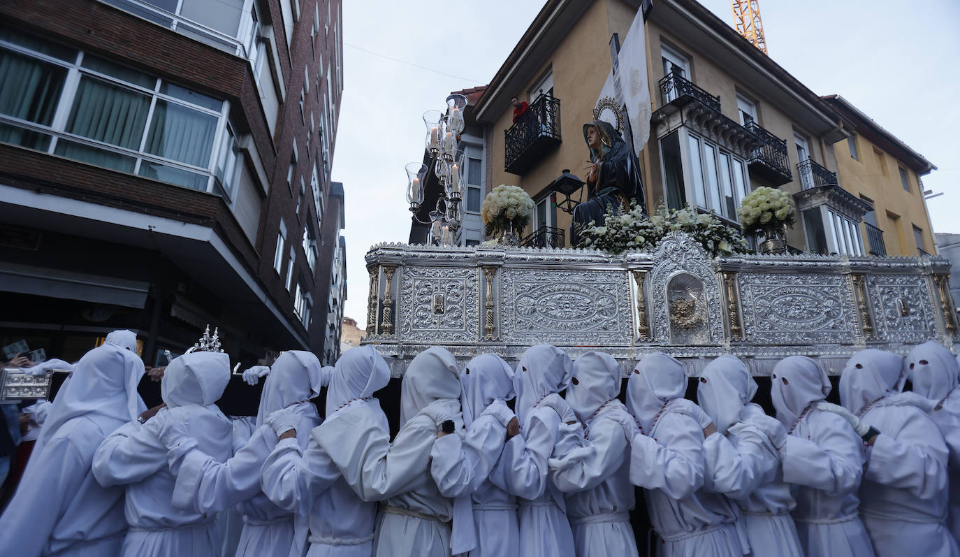 Máxima expectación en la procesión de las vírgenes