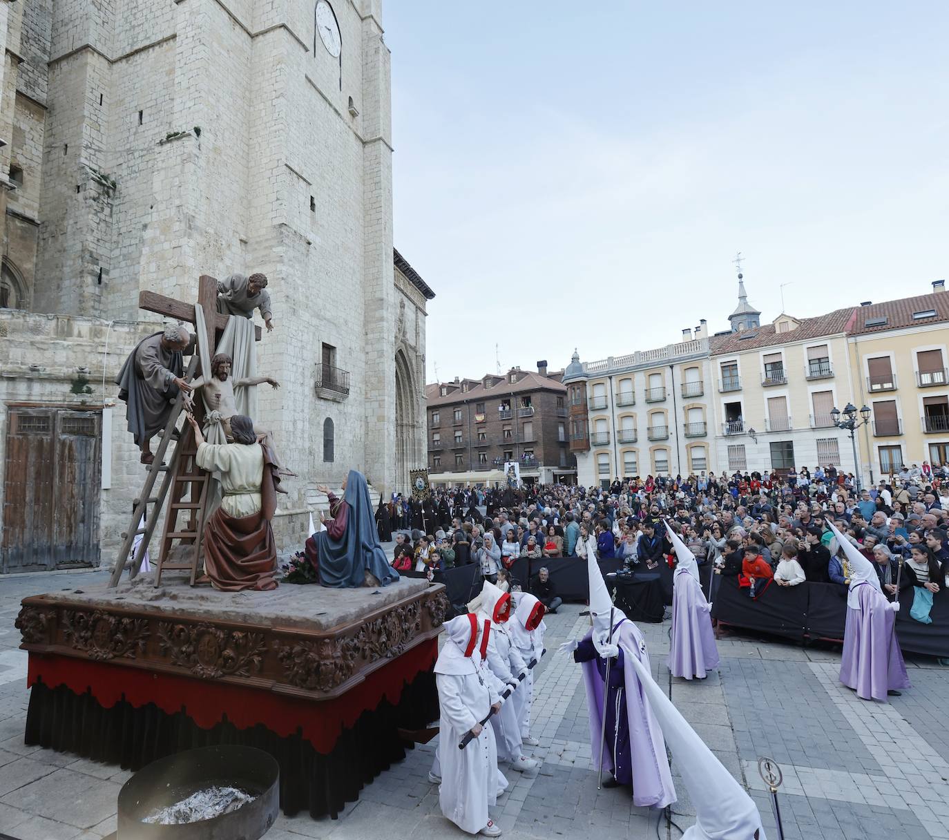 La vistosidad del Descendimiento y el Santo Entierro