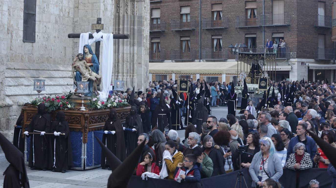 La vistosidad del Descendimiento y el Santo Entierro