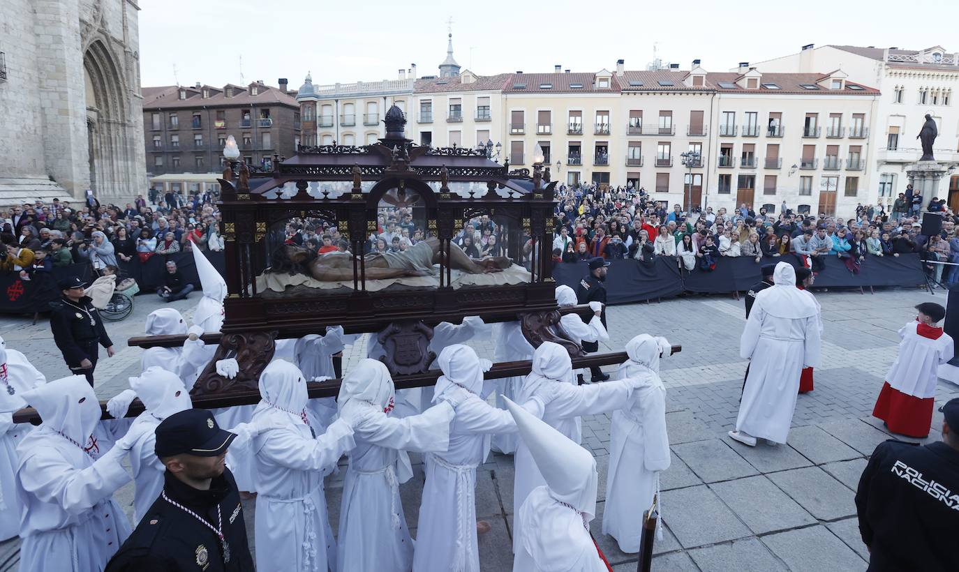 La vistosidad del Descendimiento y el Santo Entierro