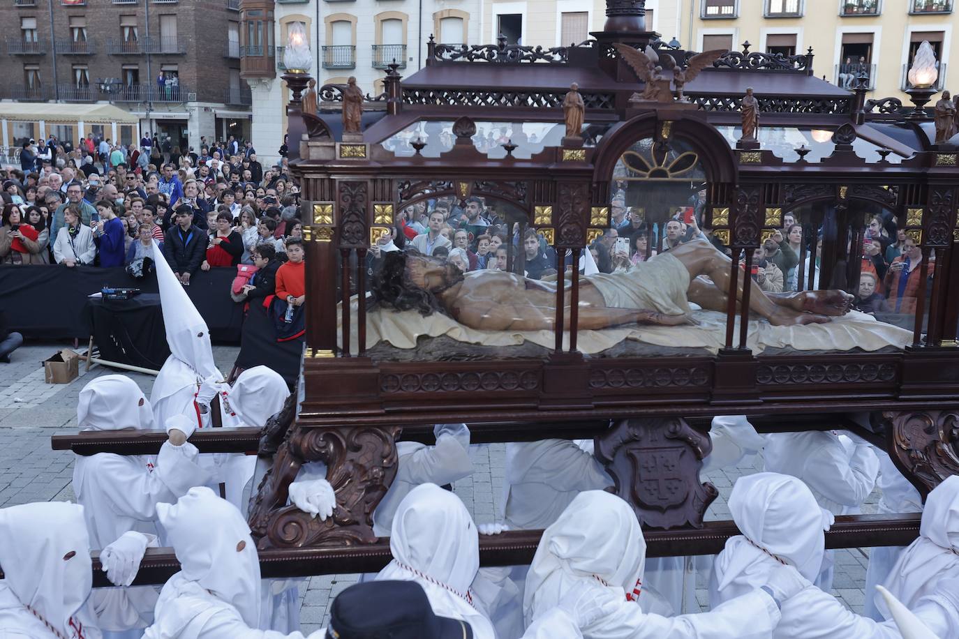 La vistosidad del Descendimiento y el Santo Entierro