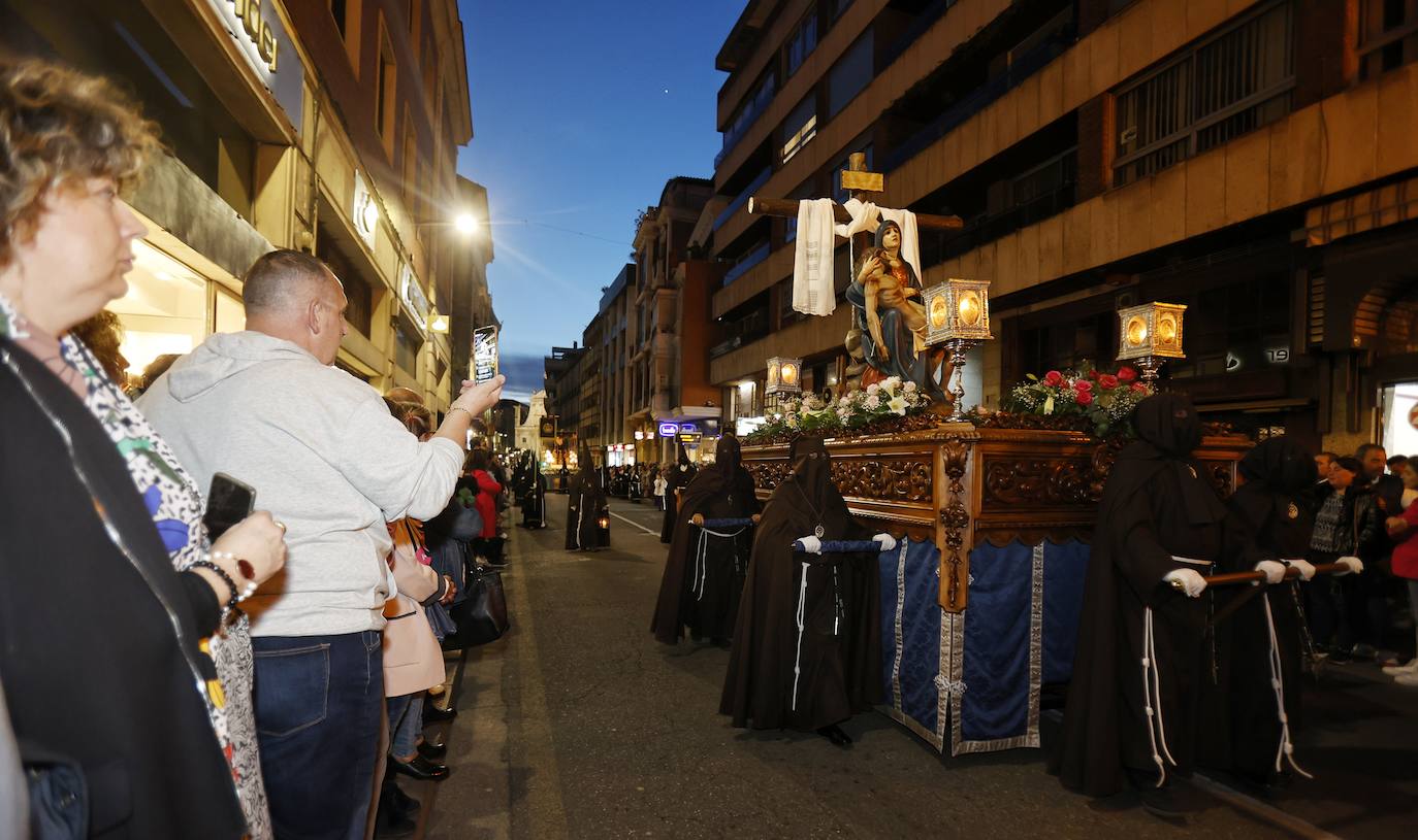 La vistosidad del Descendimiento y el Santo Entierro