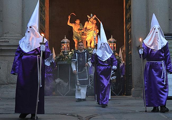 La Flagelación sale de la Catedral.