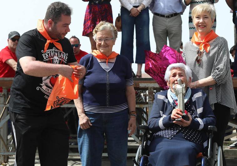 Sebastiana Gómez, con el Cristo de la Alegría, en las fiestas del barrio.