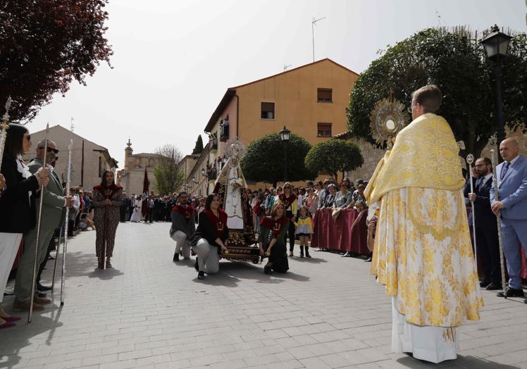 Genuflexiones ante el Santísimo a las puertas de la iglesia de San Miguel de Reoyo.