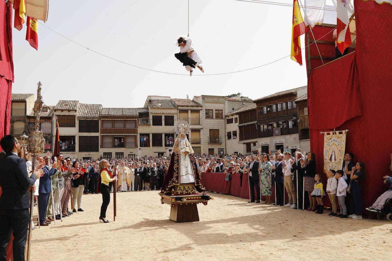 Peñafiel celebra un año más la tradicional Bajada del Ángel