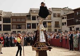 Julia Arranz retira el velo de luto a la Virgen de la Asunción.