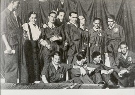 Federico García Lorca, en el centro, con compañeros de La Barraca.