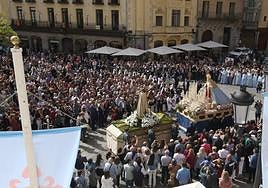 Momento del Encuentro entre la Virgen del Rocío y Cristo Resucitado.