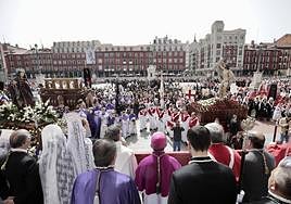 Procesión del Encuentro de Jesús Resucitado con la Virgen de la Alegría, en la Plaza Mayor.