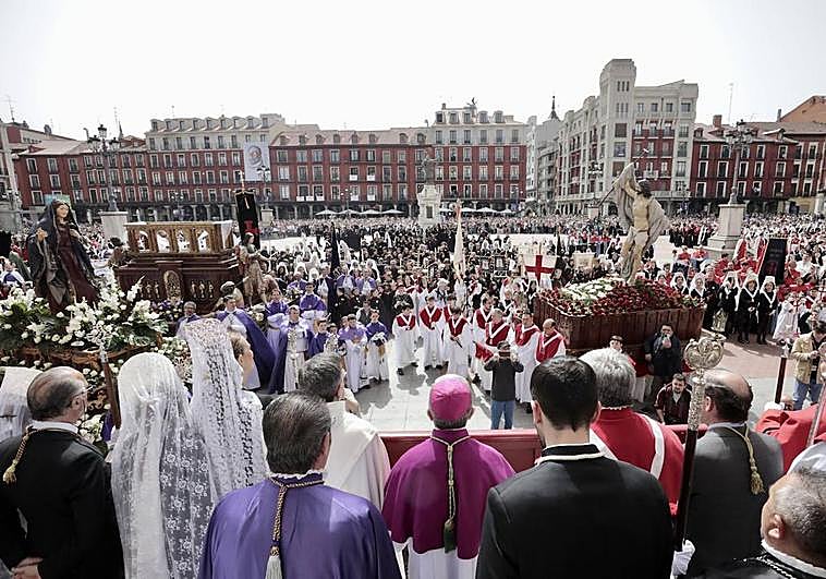 Procesión del Encuentro de Jesús Resucitado con la Virgen de la Alegría, en la Plaza Mayor.