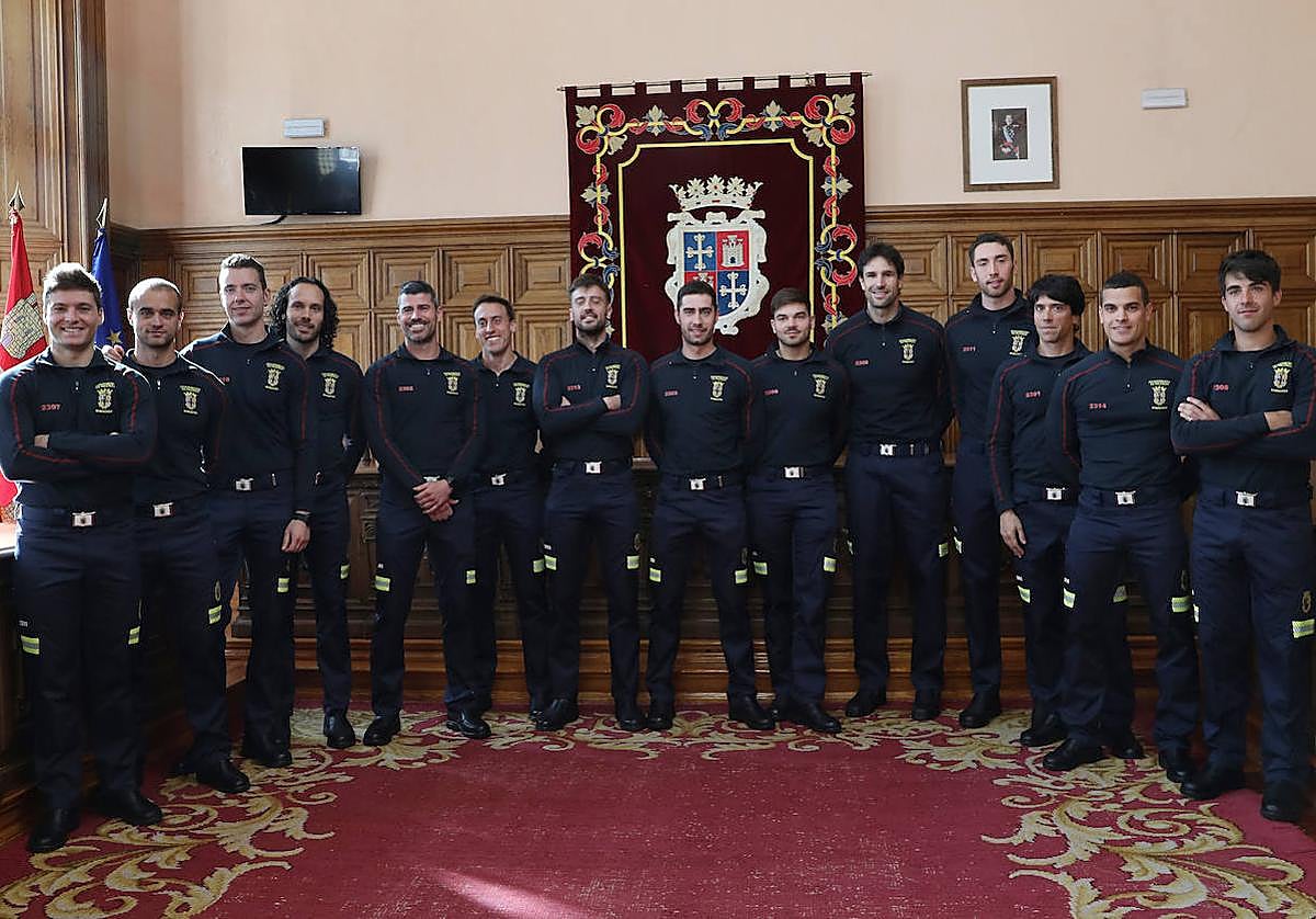 Los nuevos bomberos del Parque de Palencia, este lunes tras jurar el cargo en el Ayuntamiento.