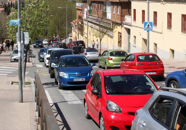 Coches desviados por la calle Jerónimo de Aliaga, en San Lorenzo.