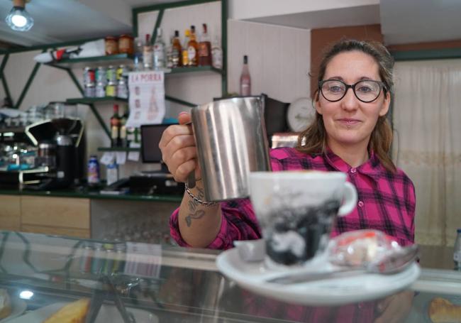 Tania Arcos sirve un café en su bar de la calle Labradores.