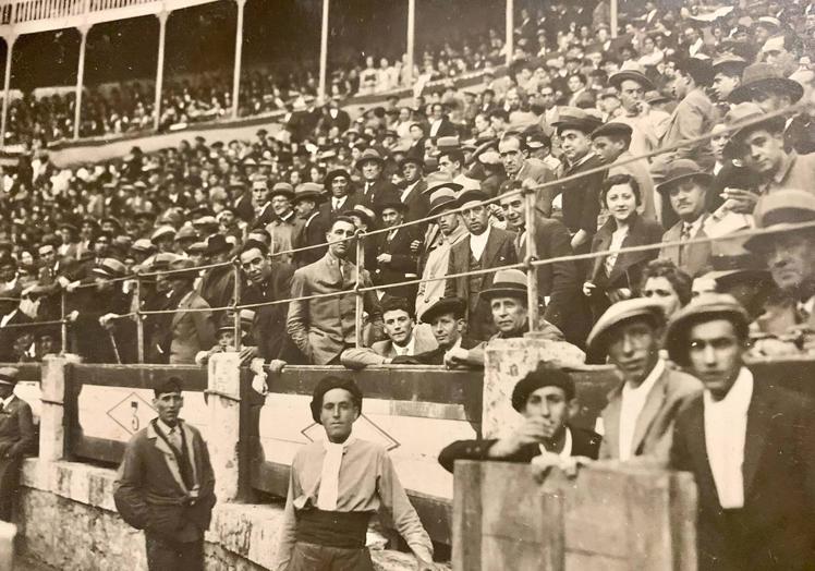 Imagen principal - Fotografía de la plaza de toros recuperada de la bodega. Debajo, una caja de bebidas de Vicente García y la lista de precios del bar Jauja en 1961.