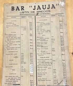 Imagen secundaria 2 - Fotografía de la plaza de toros recuperada de la bodega. Debajo, una caja de bebidas de Vicente García y la lista de precios del bar Jauja en 1961.